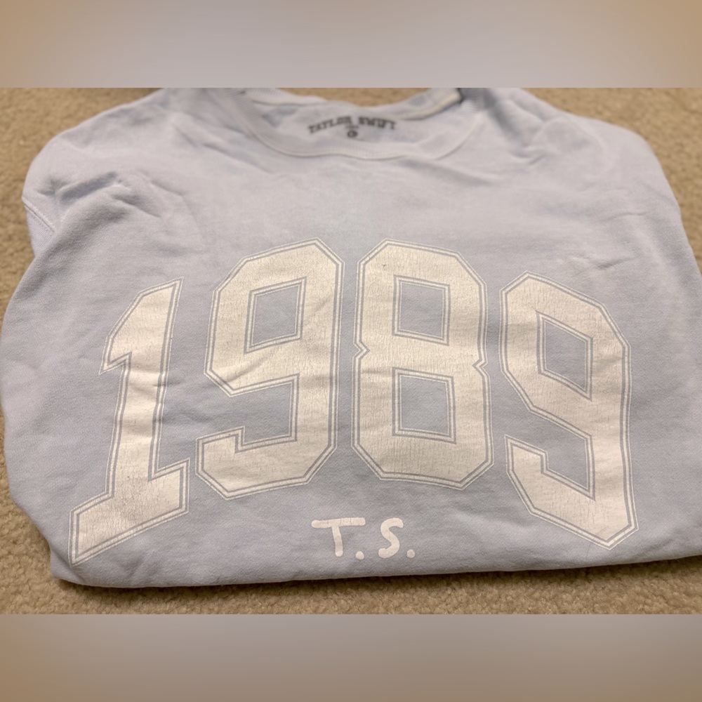 Official Taylor Swift Merch Swiftie 1989 Light Blue Crewneck Sweatshirt (L)